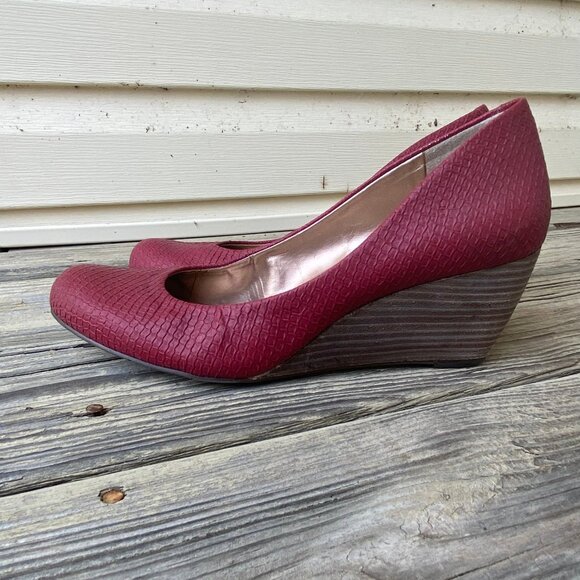 BCBGeneration Red Embossed Manmade Leather Wedges Women Size 9B 39 GUC - Picture 2 of 12